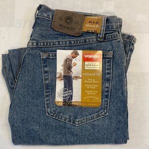 Wrangler Men’s Relaxed Fit jeans. Size 32x32. Relaxed straight fit.